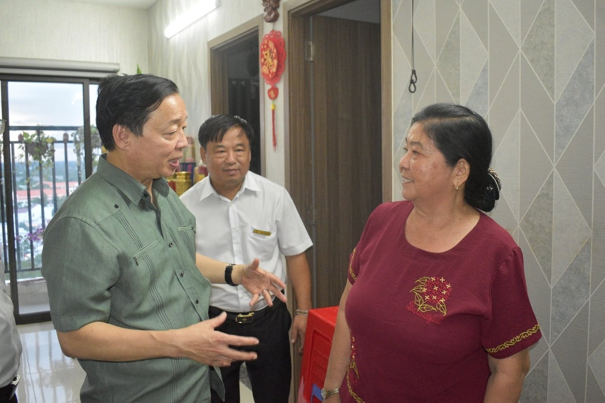 Phó Thủ tướng thăm hỏi và tặng quà cho người dân ở chung cư, thuộc dự án nhà ở xã hội. Ảnh: Minh Đảm.