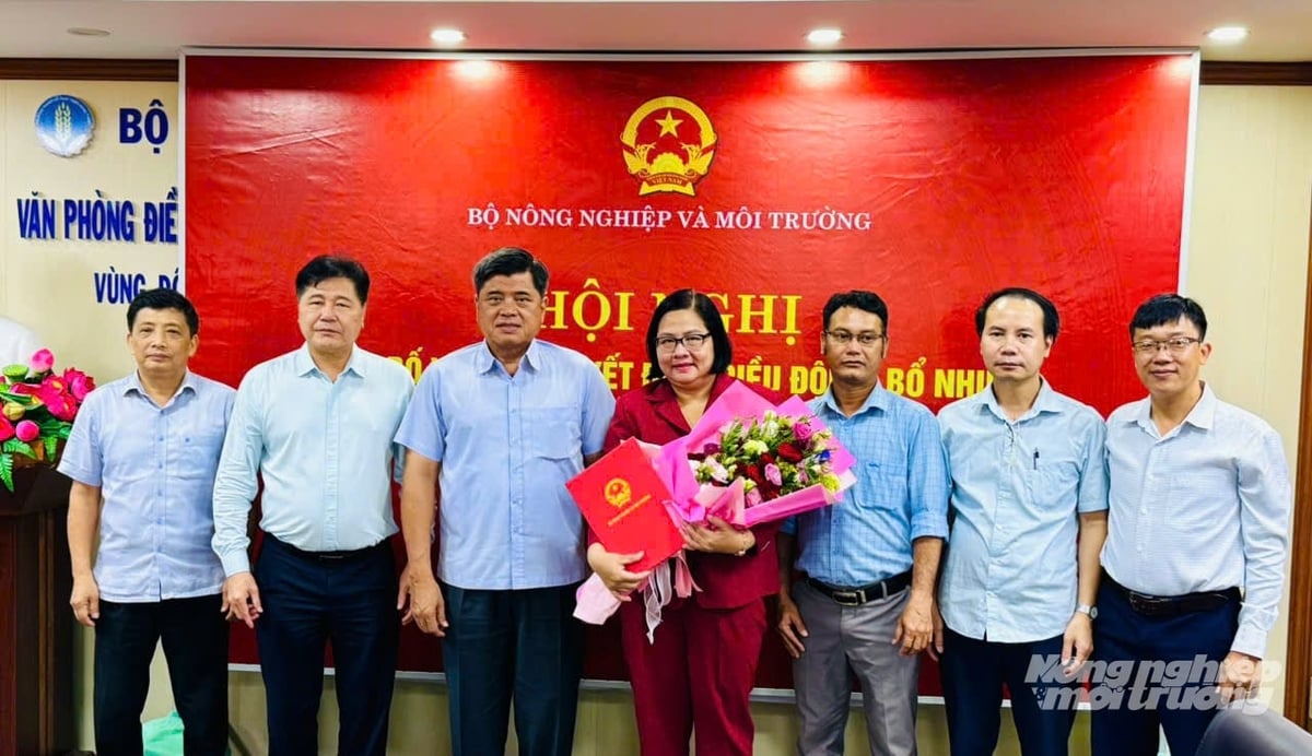 Bà Huỳnh Kim Định chụp ảnh lưu niệm cùng lãnh đạo Bộ Nông nghiệp và Môi trường và đồng nghiệp ngay sau khi nhận quyết định bổ nhiệm. Ảnh: Lê Hoàng Vũ. Bà Huỳnh Kim Định chụp ảnh lưu niệm cùng lãnh đạo Bộ Nông nghiệp và Môi trường và đồng nghiệp ngay sau khi nhận quyết định bổ nhiệm. Ảnh: Lê Hoàng Vũ.