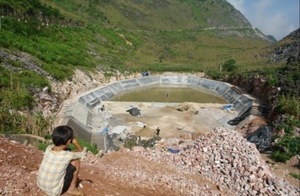Một chiếc hồ treo được xây dựng trên Cao nguyên đá năm 2014. Ảnh: Kiên Trung.