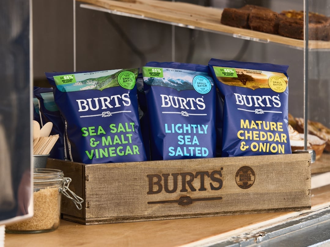 Burts, thương hiệu đồ ăn vặt nổi tiếng ở Anh vừa ra mắt bao bì mới cho các sản phẩm khoai tây chiên, sử dụng đến 55% nhựa tái chế sau tiêu dùng. Ảnh: Packaging Europe. Burts, thương hiệu đồ ăn vặt nổi tiếng ở Anh vừa ra mắt bao bì mới cho các sản phẩm khoai tây chiên, sử dụng đến 55% nhựa tái chế sau tiêu dùng. Ảnh: Packaging Europe.
