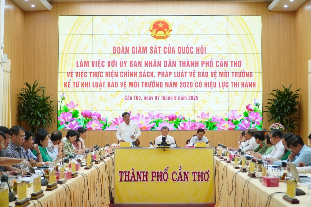 Đoàn giám sát của Quốc hội kiểm tra việc thực hiện chính sách, pháp luật về bảo vệ môi trường từ khi Luật Bảo vệ môi trường năm 2020 có hiệu lực trên địa bàn TP. Cần Thơ. Ảnh: Kim Anh.