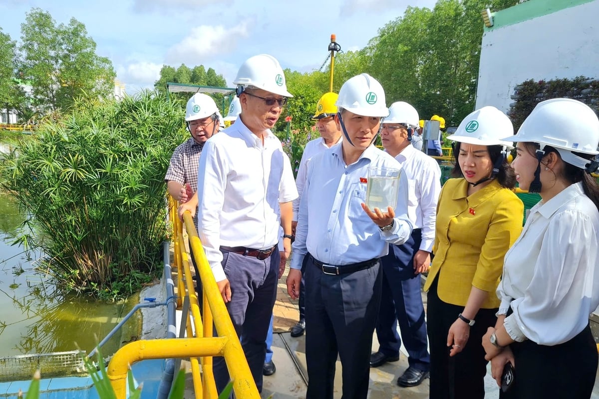 Đoàn giám sát kiểm tra việc thực hiện pháp luật bảo vệ môi trường tại Nhà máy giấy Lee&Man Việt Nam. Ảnh: Văn Thức.