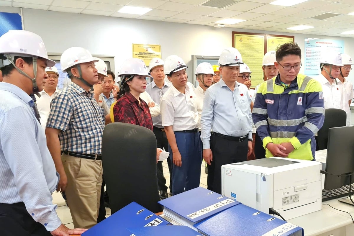 Đoàn giám sát kiểm tra việc thực hiện pháp luật bảo vệ môi trường tại Nhà máy Nhiệt điện Sông Hậu 1. Ảnh: Văn Thức.