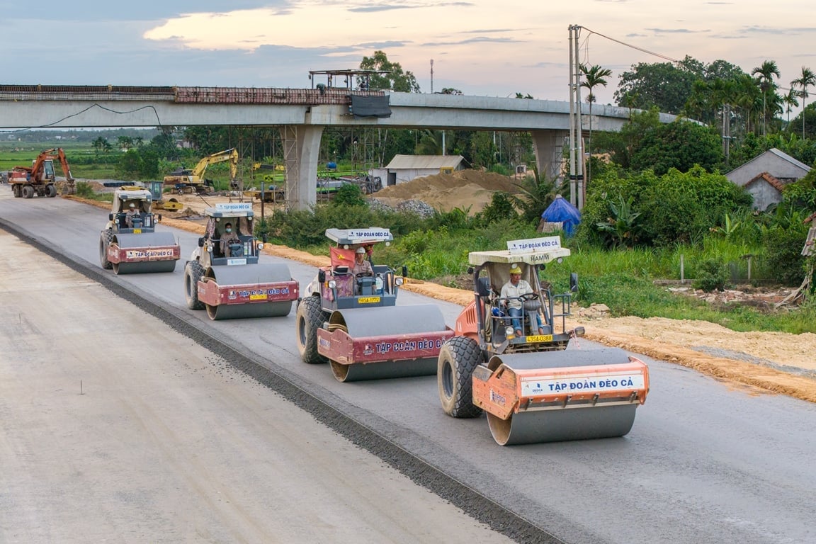 Tại một số vị trí, quá trình thi công, lu lèn ảnh hưởng đến nhà dân. Ảnh: Võ Hà. Tại một số vị trí, quá trình thi công, lu lèn ảnh hưởng đến nhà dân. Ảnh: Võ Hà.
