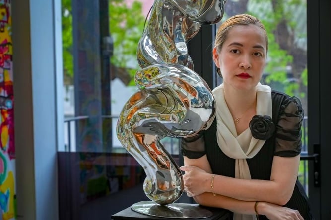 Con gái dịch giả Dương Tường - chị Trần Phương Mai - nữ chủ nhân MAI Gallery. Galleyri của Mai bây giờ ở 113 Hàng Bông, một không gian lớn hơn và đa diện hơn. Ảnh: GĐCC.