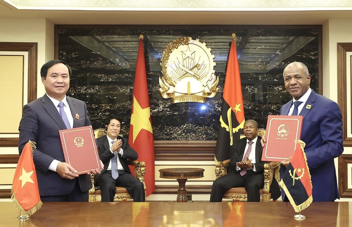Ông Võ Văn Hưng, Thứ trưởng Bộ Nông nghiệp và Môi trường Việt Nam (trái) và ông Isaac Maria dos Anjos, Bộ trưởng Bộ Nông nghiệp và Lâm nghiệp Angola (phải) ký Kế hoạch Hành động về hợp tác nông nghiệp, dưới sự chứng kiến của Chủ tịch nước Lương Cường và Tổng thống Angola João Manuel Gonçalves Lourenço. Ảnh: ICD.