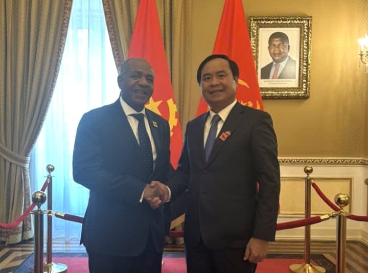 Bộ trưởng Bộ Nông nghiệp và Lâm nghiệp Angola và Thứ trưởng Bộ Nông nghiệp và Môi trường Võ Văn Hưng chụp ảnh lưu niệm. Ảnh: ICD. 