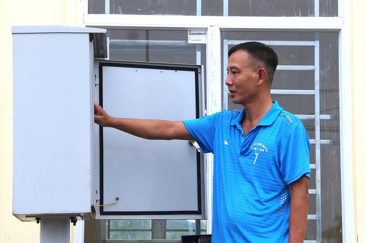 Anh Dương Xuân Phương vận hành Trạm bơm Nhân Lý. Ảnh: Phạm Hiếu.