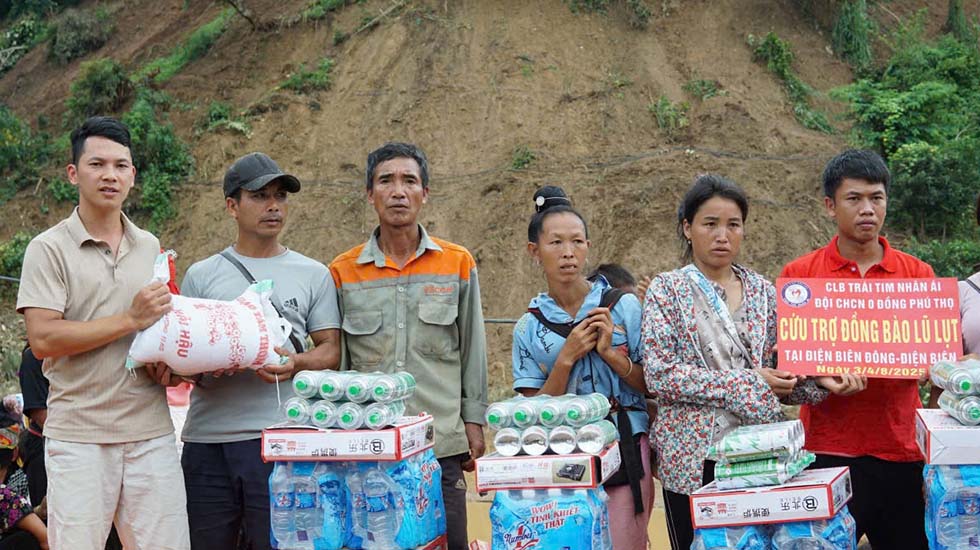 Đoàn thiện nguyện trao quà cứu trợ cho người dân vùng lũ tại Điện Biên. Ảnh: Minh Tân. Đoàn thiện nguyện trao quà cứu trợ cho người dân vùng lũ tại Điện Biên. Ảnh: Minh Tân.