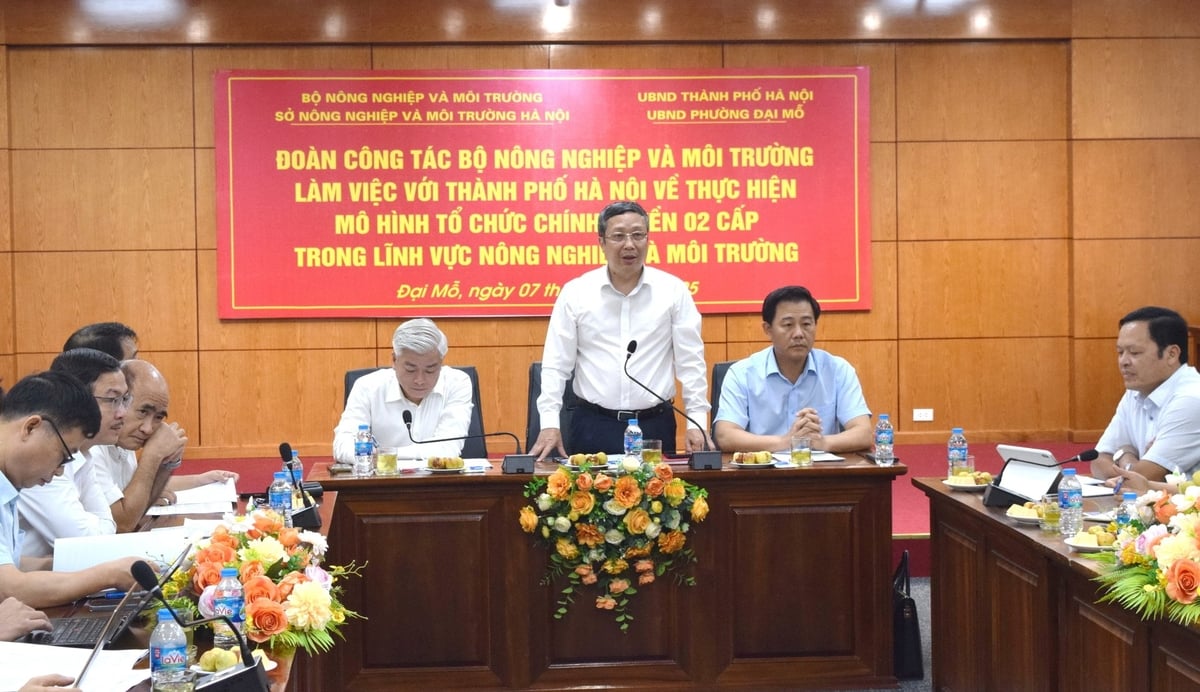 Thứ trưởng Hoàng Trung đánh giá cao kết quả bước đầu của Hà Nội trong vận hành chính quyền hai cấp, nhất là lĩnh vực nông nghiệp và môi trường không phát sinh vướng mắc lớn. Ảnh: Trường Giang. Thứ trưởng Hoàng Trung đánh giá cao kết quả bước đầu của Hà Nội trong vận hành chính quyền hai cấp, nhất là lĩnh vực nông nghiệp và môi trường không phát sinh vướng mắc lớn. Ảnh: Trường Giang.