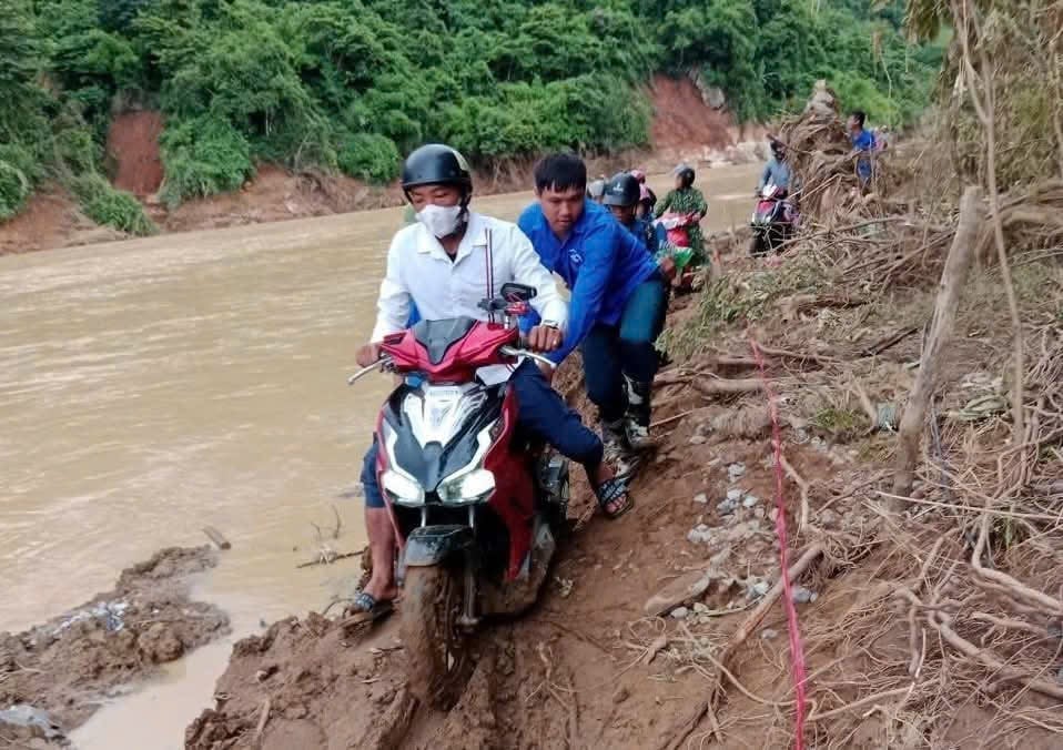 Mưa lớn khiến nhiều tuyến đường vào vùng lũ di chuyển gặp khó khăn. Ảnh: Hoàng Châu. Mưa lớn khiến nhiều tuyến đường vào vùng lũ di chuyển gặp khó khăn. Ảnh: Hoàng Châu.