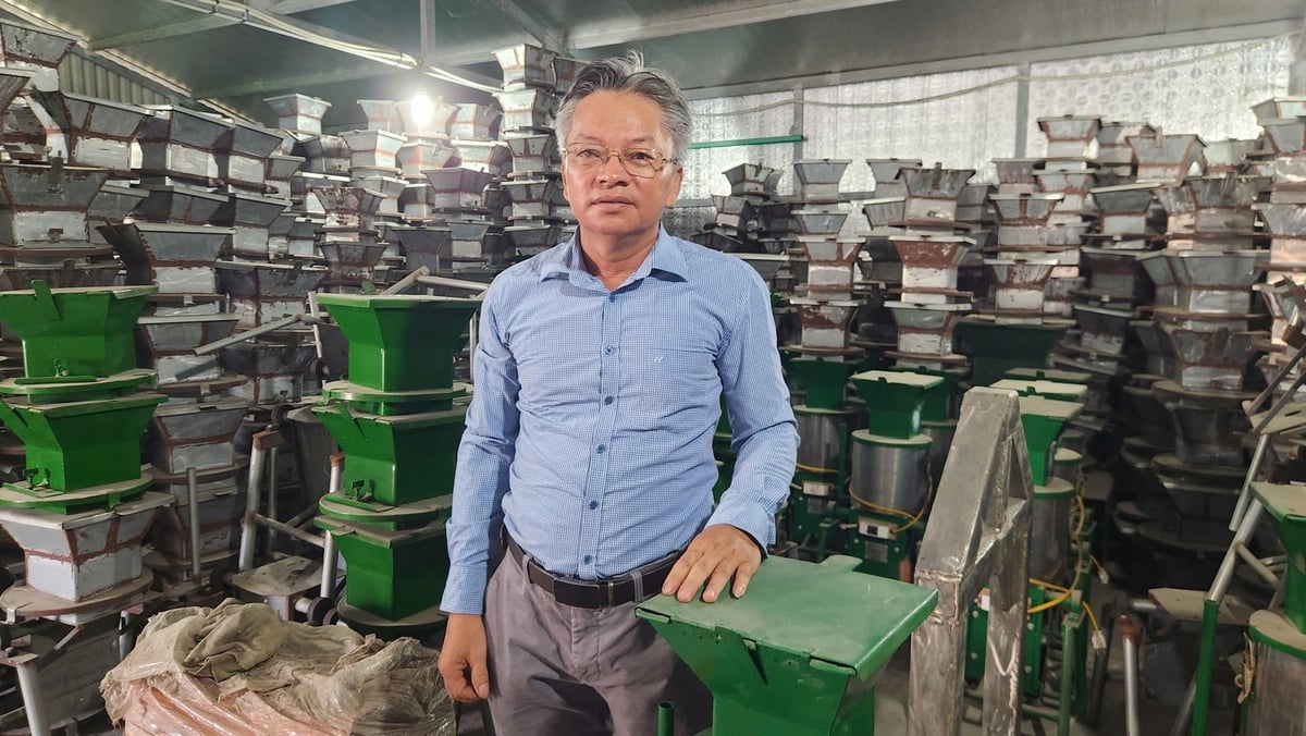 Nhà sáng chế 'chân đất' Đinh Văn Giang. Ảnh: Nguyễn Thành.