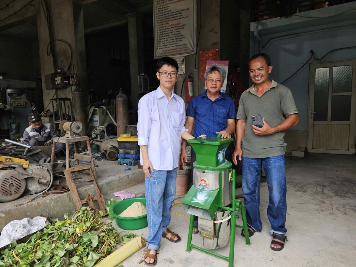 Ông Giang hướng dẫn kỹ thuật cho nông dân đến từ Indonesia (bìa phải). Ảnh: Nhân vật cung cấp.