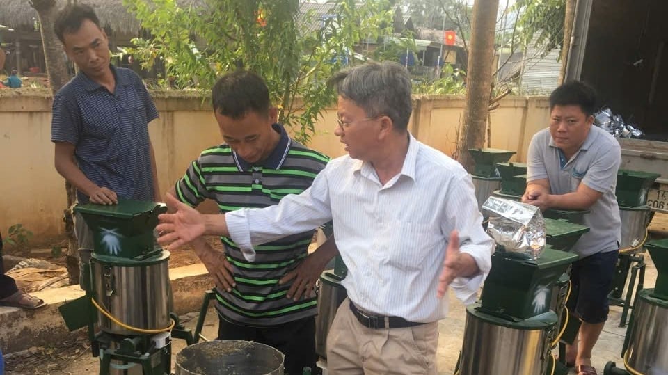 Ông Đinh Văn Giang hướng dẫn nông dân sử dụng máy móc. Ảnh: Nguyễn Thành.