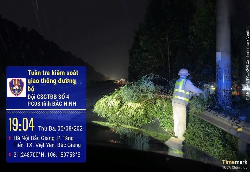 Những người chiến sĩ CSGT không chỉ điều tiết giao thông, phân luồng giữa giờ tan tầm hay khi đường ngập úng. Hành trang của mỗi chiến sĩ còn có những con dao phát, cưa tay – 'vũ khí' để cắt gọn cành cây gãy, dọn nhanh chướng ngại vật chắn ngang lối đi. Mỗi cành gãy được kéo ra khỏi ngoài đường như bớt đi một nguy cơ, một mối hiểm hoạ rình rập người tham gia giao thông. Ảnh: Phòng CSGT tỉnh Bắc Ninh. Những người chiến sĩ CSGT không chỉ điều tiết giao thông, phân luồng giữa giờ tan tầm hay khi đường ngập úng. Hành trang của mỗi chiến sĩ còn có những con dao phát, cưa tay – 'vũ khí' để cắt gọn cành cây gãy, dọn nhanh chướng ngại vật chắn ngang lối đi. Mỗi cành gãy được kéo ra khỏi ngoài đường như bớt đi một nguy cơ, một mối hiểm hoạ rình rập người tham gia giao thông. Ảnh: Phòng CSGT tỉnh Bắc Ninh.