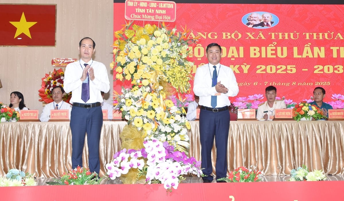 Đồng chí Đinh Văn Sáu (bên phải) được chỉ định giữ chức Bí thư Đảng ủy xã Thủ Thừa nhiệm kỳ 2025-2030. Ảnh: Thanh Bạch.