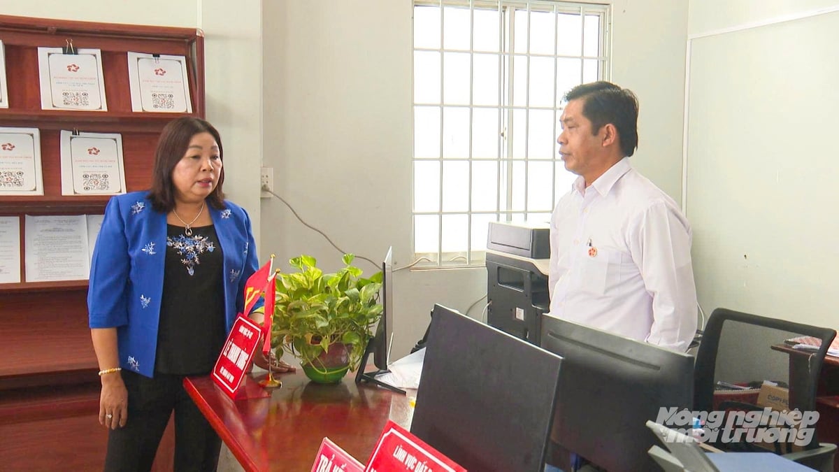 Bà Mã Thị Tươi, Phó Chủ tịch Thường trực Hội đồng nhân dân thành phố Cần Thơ đến kiểm tra, thăm hỏi và động viên cán bộ, công chức sau khi sáp nhập. Ảnh: Văn Vũ. Bà Mã Thị Tươi, Phó Chủ tịch Thường trực Hội đồng nhân dân thành phố Cần Thơ đến kiểm tra, thăm hỏi và động viên cán bộ, công chức sau khi sáp nhập. Ảnh: Văn Vũ.