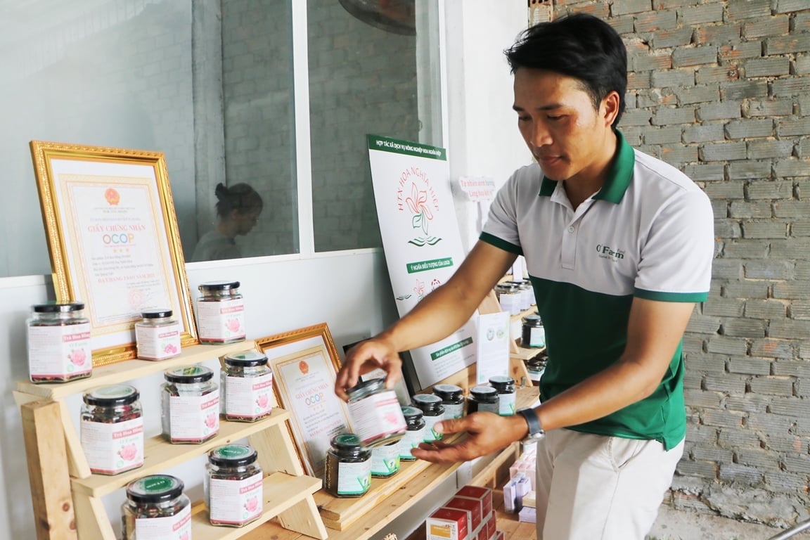 Việc nâng tầm tài nguyên bản địa không chỉ tạo ra sản phẩm đặc trưng mà còn góp phần giải quyết việc làm cho người dân. Ảnh: Võ Hà.