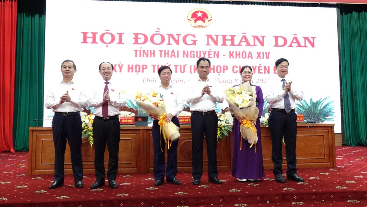 Ông Bùi Văn Lương (cầm hoa bên trái) và bà Hoàng Thu Trang (cầm hoa bên phải) nhận hoa chúc mừng nhiệm vụ mới. Ảnh: Quang Linh. Ông Bùi Văn Lương (cầm hoa bên trái) và bà Hoàng Thu Trang (cầm hoa bên phải) nhận hoa chúc mừng nhiệm vụ mới. Ảnh: Quang Linh.