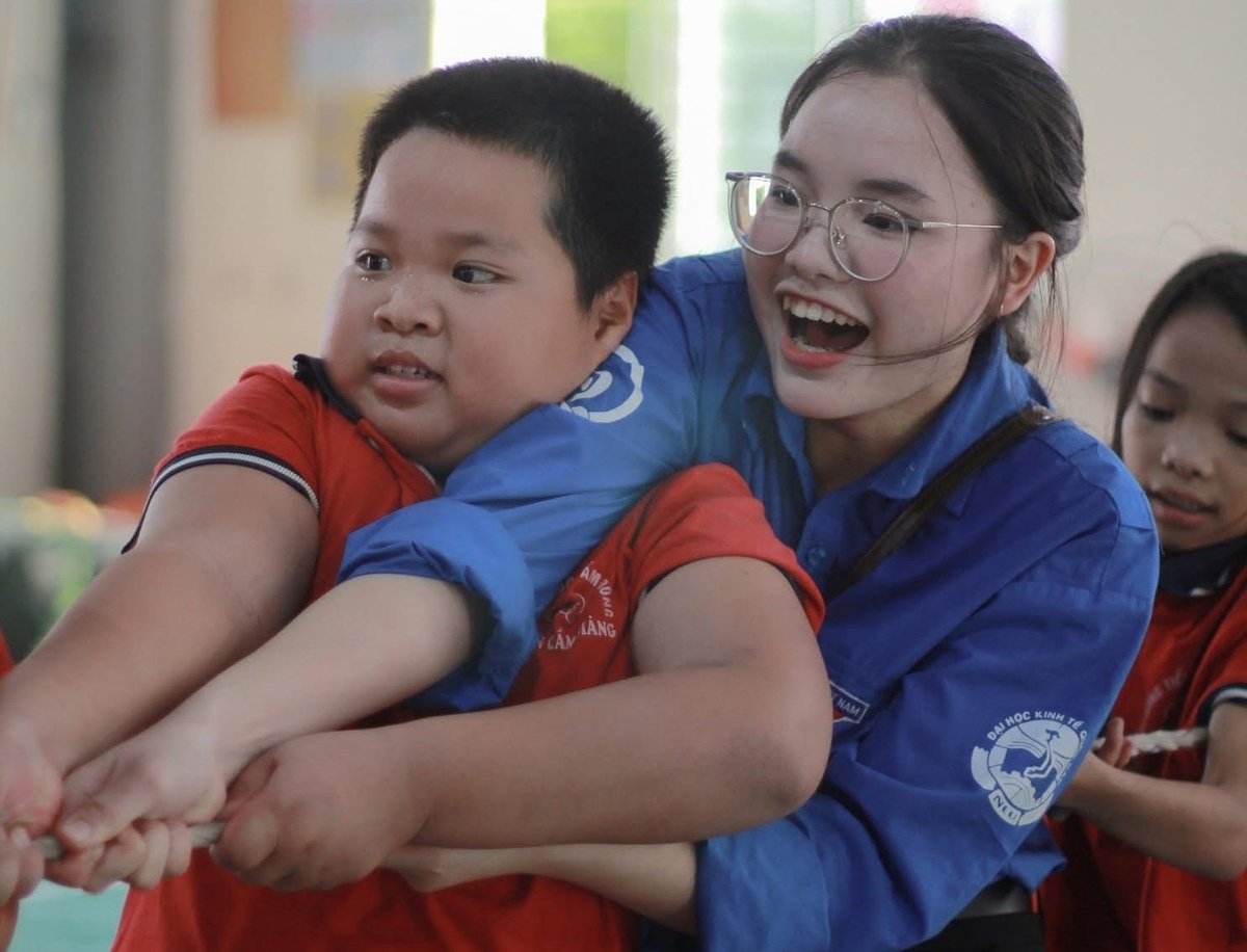 Các em nhỏ và các bạn sinh viên tình nguyện tham gia trò chơi kéo co. Ảnh: Đội Sinh viên Tình nguyện Đồng hương Hải Dương. Các em nhỏ và các bạn sinh viên tình nguyện tham gia trò chơi kéo co. Ảnh: Đội Sinh viên Tình nguyện Đồng hương Hải Dương.