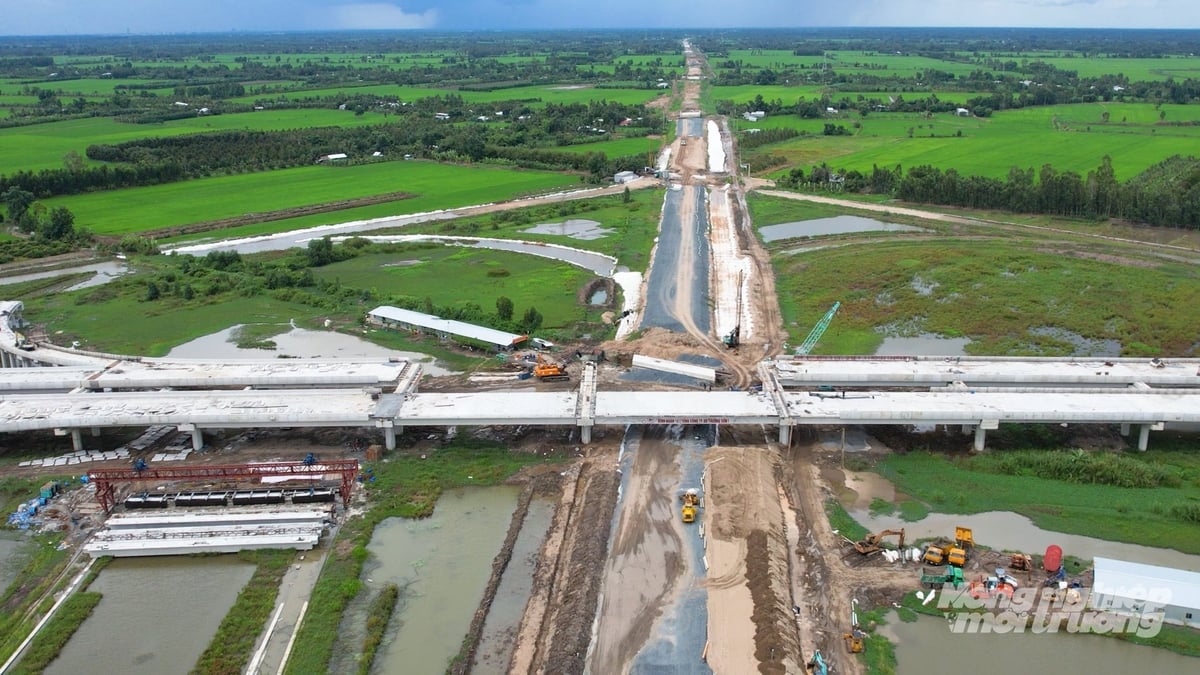 Toàn cảnh thi công thuộc dự án thành phần 3 cao tốc Châu Đốc – Cần Thơ – Sóc Trăng đoạn qua địa bàn TP Cần Thơ. Ảnh: Văn Vũ. Toàn cảnh thi công thuộc dự án thành phần 3 cao tốc Châu Đốc – Cần Thơ – Sóc Trăng đoạn qua địa bàn TP Cần Thơ. Ảnh: Văn Vũ.
