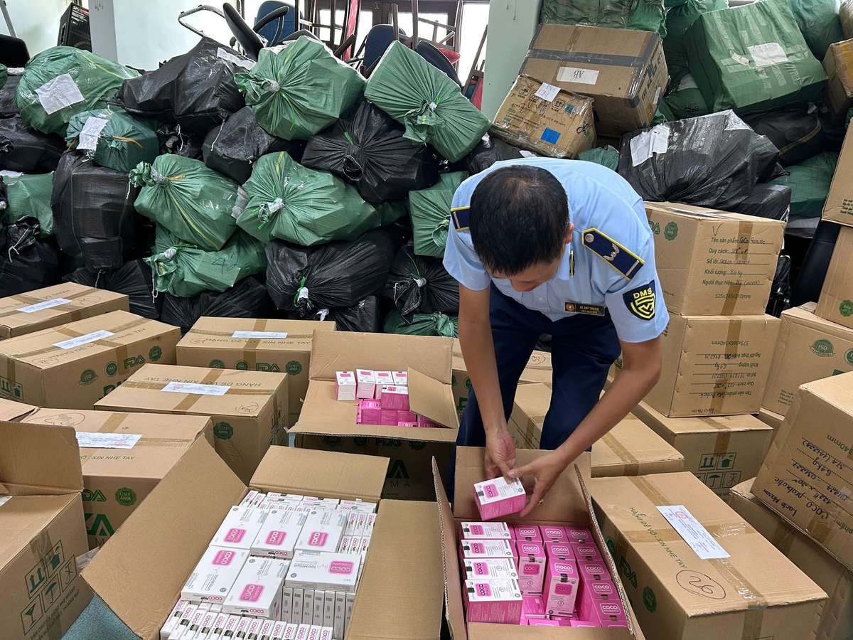 Lực lượng QLTT kiểm tra sản phẩm vi phạm. Ảnh: Cục QL&PTTTTN. Lực lượng QLTT kiểm tra sản phẩm vi phạm. Ảnh: Cục QL&PTTTTN.