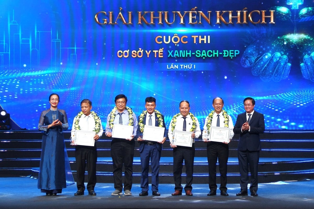 Các cơ sở y tế đoạt giải Khuyến khích Cuộc thi. Ảnh: Phạm Hiếu.
