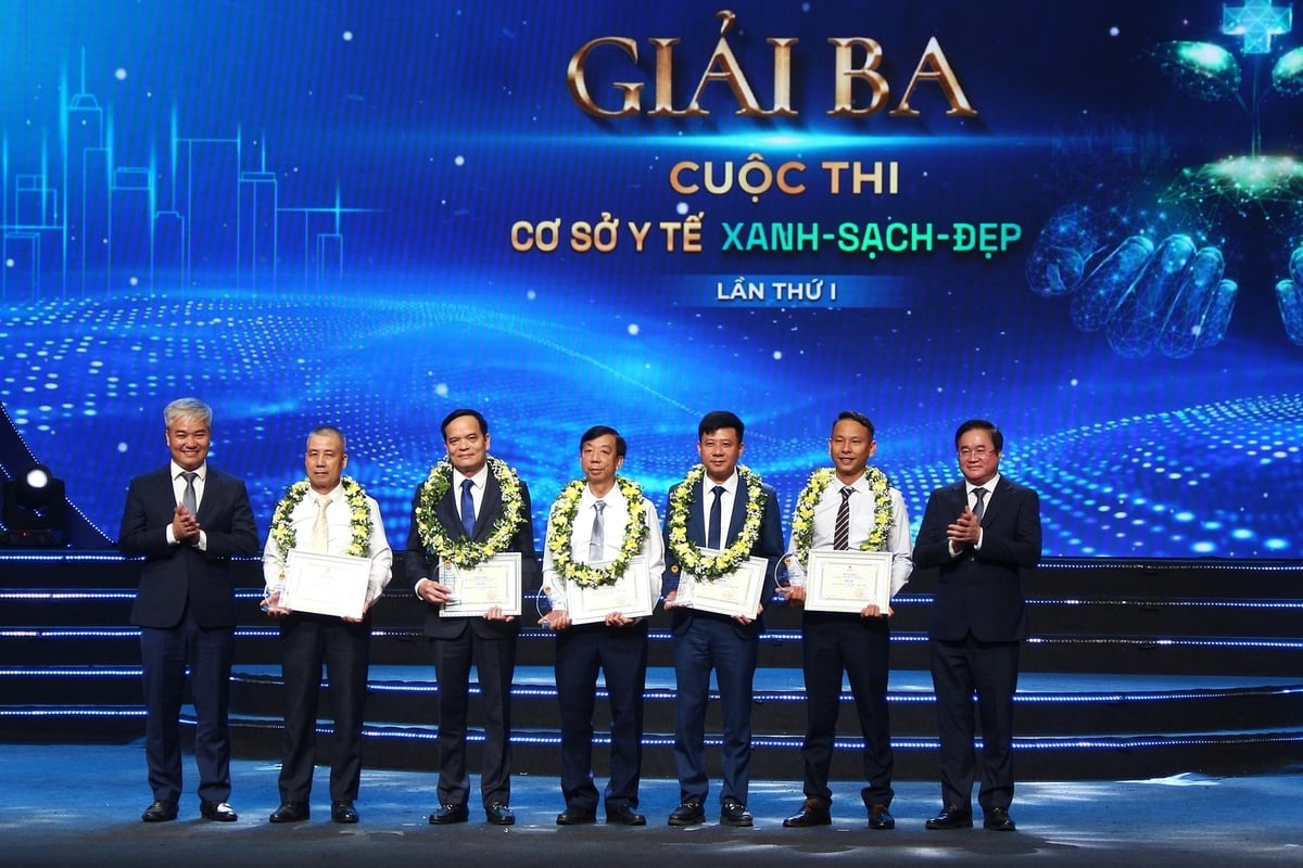 Các cơ sở y tế đoạt giải Ba Cuộc thi. Ảnh: Phạm Hiếu.