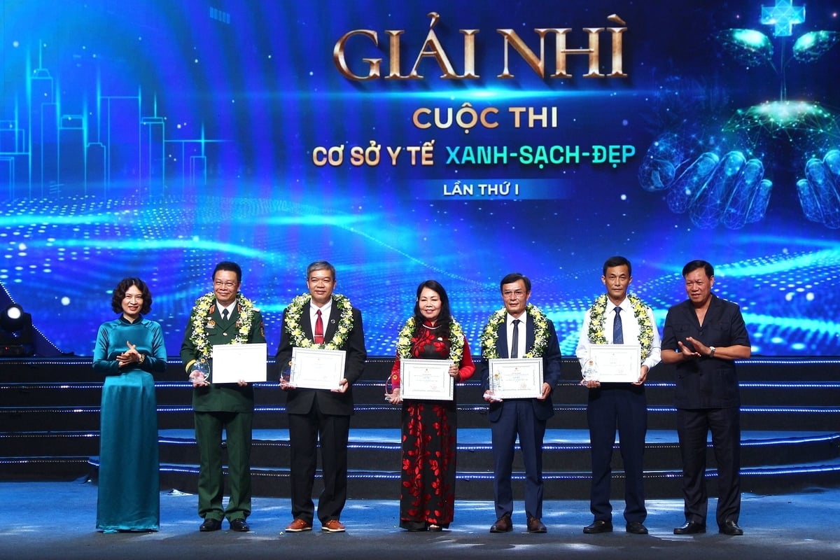 Các cơ sở y tế đoạt giải Nhì Cuộc thi. Ảnh: Phạm Hiếu.