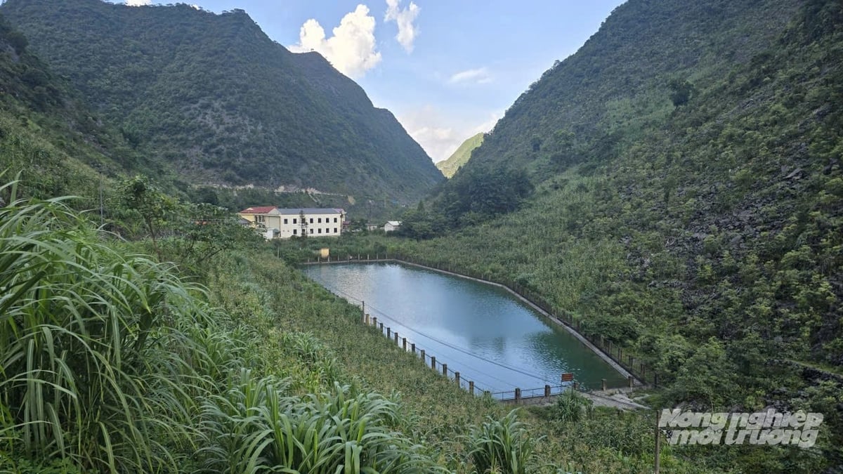 Hồ treo trên đường vào Di tích Nhà Vương. Ảnh: Kiên Trung.