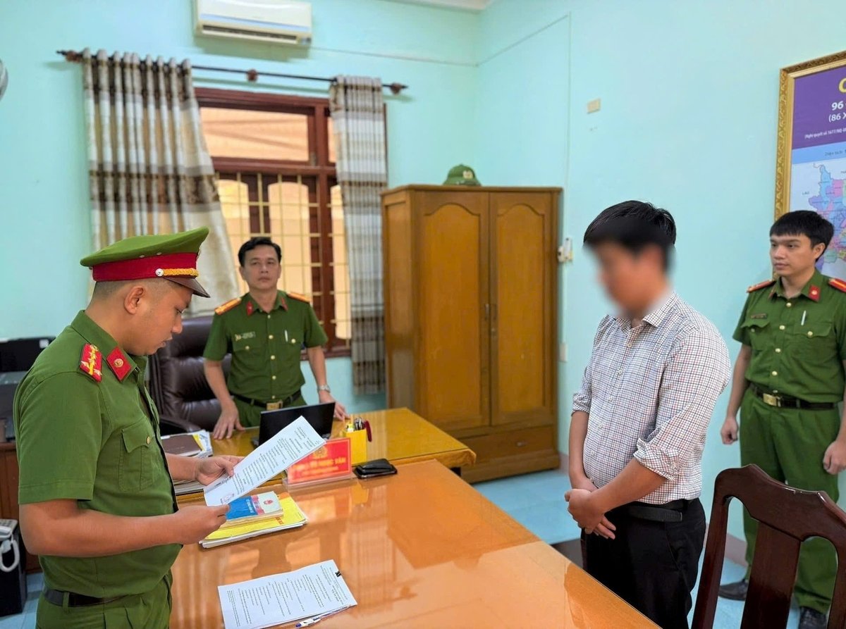 Công an tỉnh Quảng Ngãi đọc quyết định khởi tố 1 trong 3 bị can. Ảnh: Công an tỉnh Quảng Ngãi. Công an tỉnh Quảng Ngãi đọc quyết định khởi tố 1 trong 3 bị can. Ảnh: Công an tỉnh Quảng Ngãi.