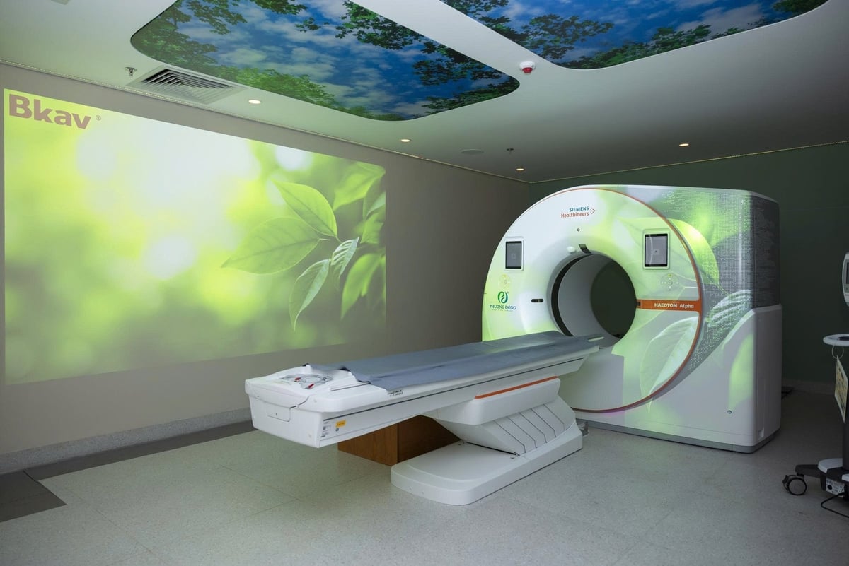 Hệ thống máy chụp CT đếm photon tiên tiến duy nhất tại miền Bắc hiện nay đặt tại tháp A, BVĐK Phương Đông. Ảnh: BV Phương Đông. Hệ thống máy chụp CT đếm photon tiên tiến duy nhất tại miền Bắc hiện nay đặt tại tháp A, BVĐK Phương Đông. Ảnh: BV Phương Đông.