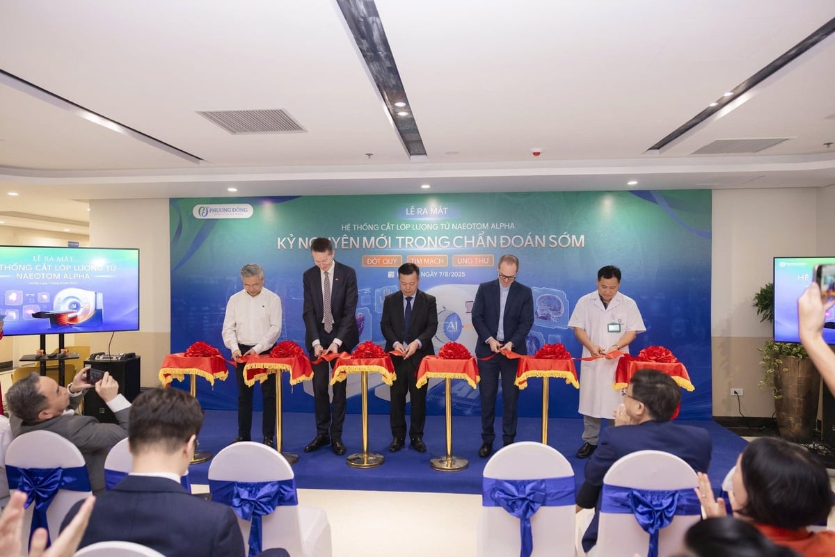 Ông Nguyễn Thanh Việt cùng tham gia cắt băng khánh thành hệ thống NAEOTOM Alpha. Ảnh: BV Phương Đông. Ông Nguyễn Thanh Việt cùng tham gia cắt băng khánh thành hệ thống NAEOTOM Alpha. Ảnh: BV Phương Đông.