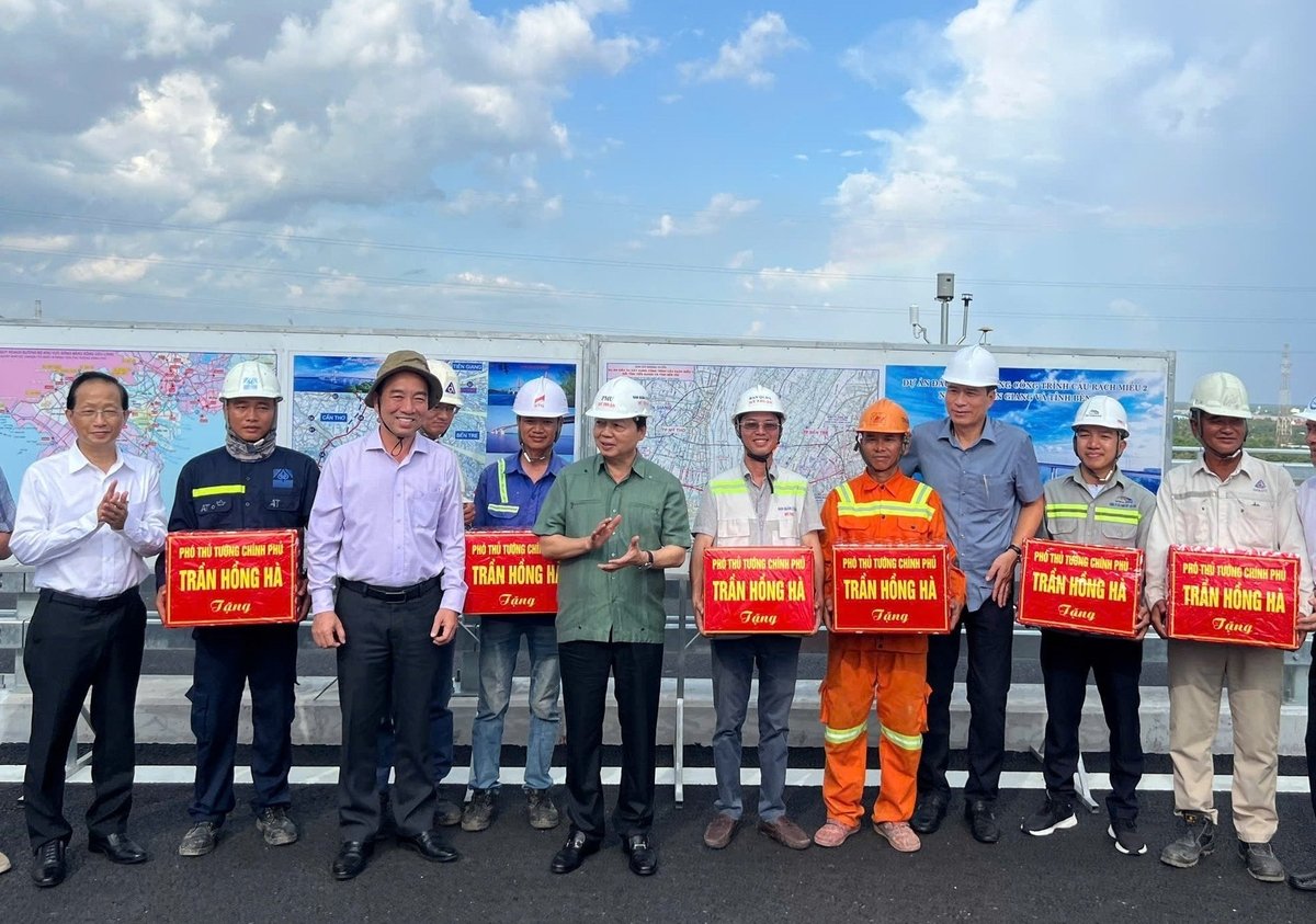 Nhằm biểu dương đơn vị thi công đã hoàn thành công trình vượt tiến độ, Phó Thủ tướng đã tặng quà cho công nhân, cán bộ kỹ thuật đang làm việc tại đây. Ảnh: Minh Đảm.