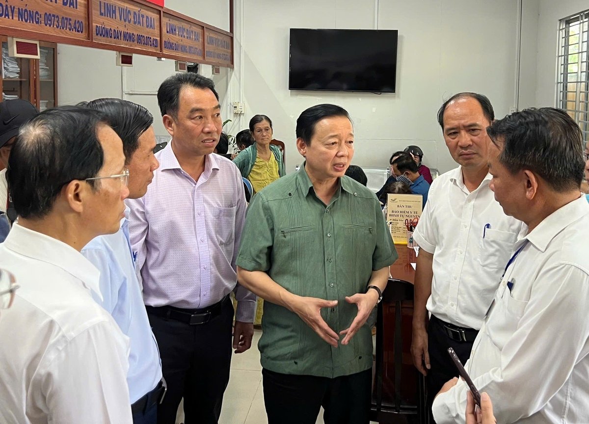 Phó Thủ tướng kiểm tra tình hình hoạt động chính quyền hai cấp tại xã Phú Túc. Ảnh: Minh Đảm.