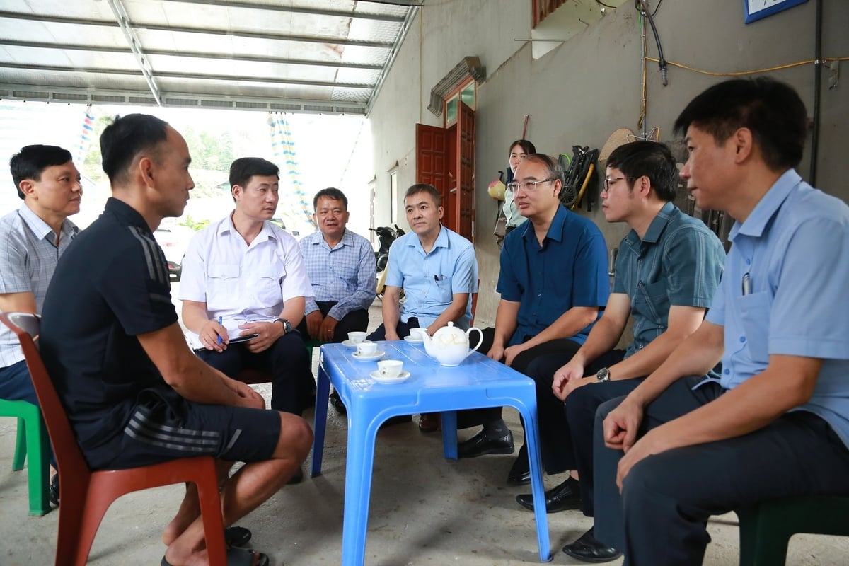 Đoàn công tác của Sở Nông nghiệp và Môi trường Lào Cai tuyên truyền, hướng dẫn các hộ chăn nuôi tại địa phương thực hiện nghiêm túc các biện pháp phòng chống dịch. Ảnh: Thanh Ngà.