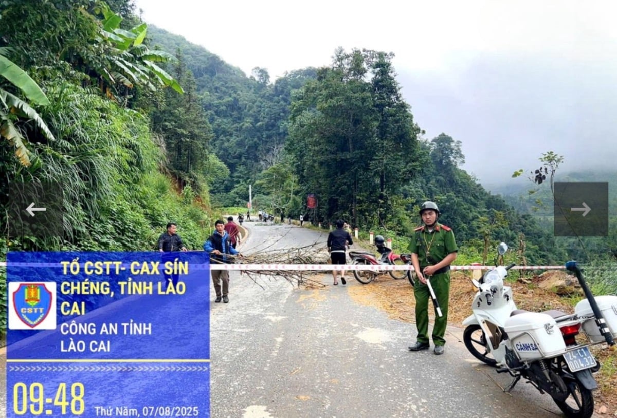 Lực lượng công an và an ninh cơ sở xã Sín Chéng bảo đảm an toàn cho người dân và phương tiện giao thông tại khu vực hố sụt. Ảnh: Quỳnh Trang.