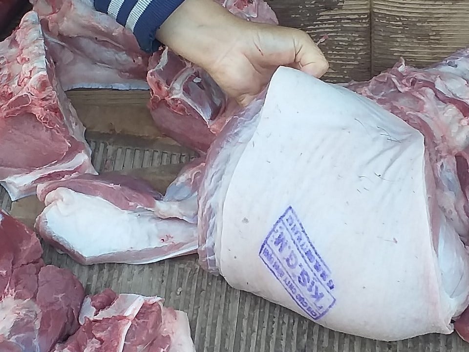 Ngành chức năng Gia Lai khuyến cáo người tiêu dùng chỉ mua sản phẩm động vật đã qua kiểm soát của cơ quan thú y. Ảnh: V.Đ.T.