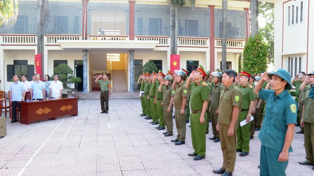 Công an xã Ứng Hòa tổ chức lễ ra quân trấn áp tội phạm, xử lý trật tự văn minh đô thị. Ảnh: Lại Tấn.