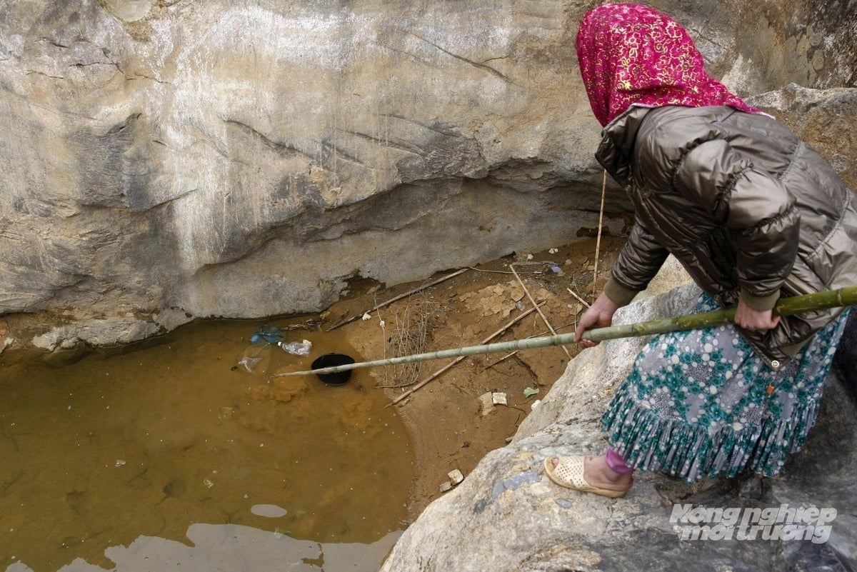 Before the construction of hanging reservoirs, local residents had to gather every can of water.