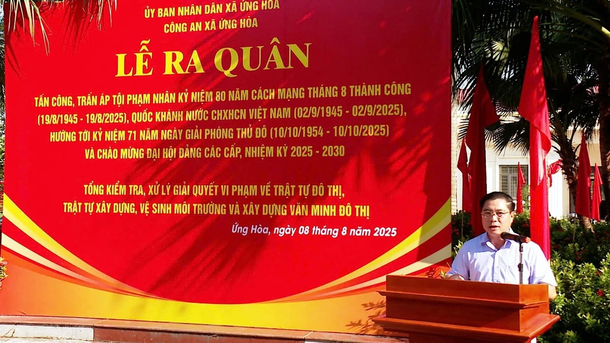 Chủ tịch UBND xã Ứng Hòa Nguyễn Đức Bình phát biểu chỉ đạo tại lễ ra quân. Ảnh: Lại Tấn.