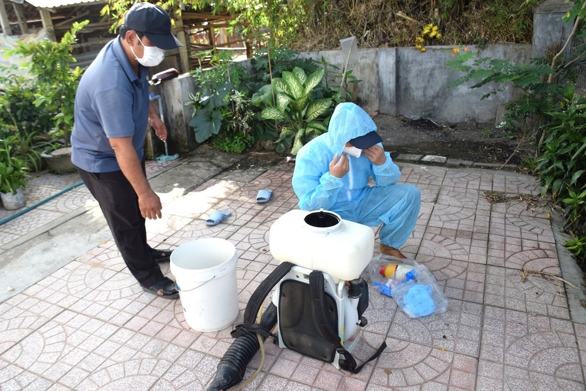 Anh Nguyễn Thanh Tuấn (đứng bìa trái) nhờ nhân viên Trạm Thú y khu vực 3 (Gia Lai) đến phun thuốc khử trùng phòng dịch tả heo Châu Phi. Ảnh: V.Đ.T.