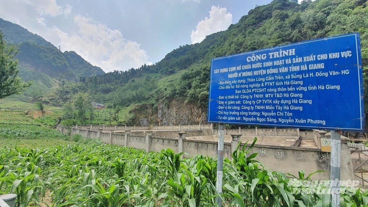 The hanging reservoir in Lung Cam Tren hamlet, Sung La commune. Photo: Kien Trung.