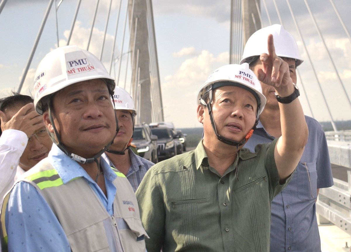Phó Thủ tướng Trần Hồng Hà kiểm tra công trình cầu Rạch Miễu 2 chiều 7/8. Ảnh: Minh Đảm.