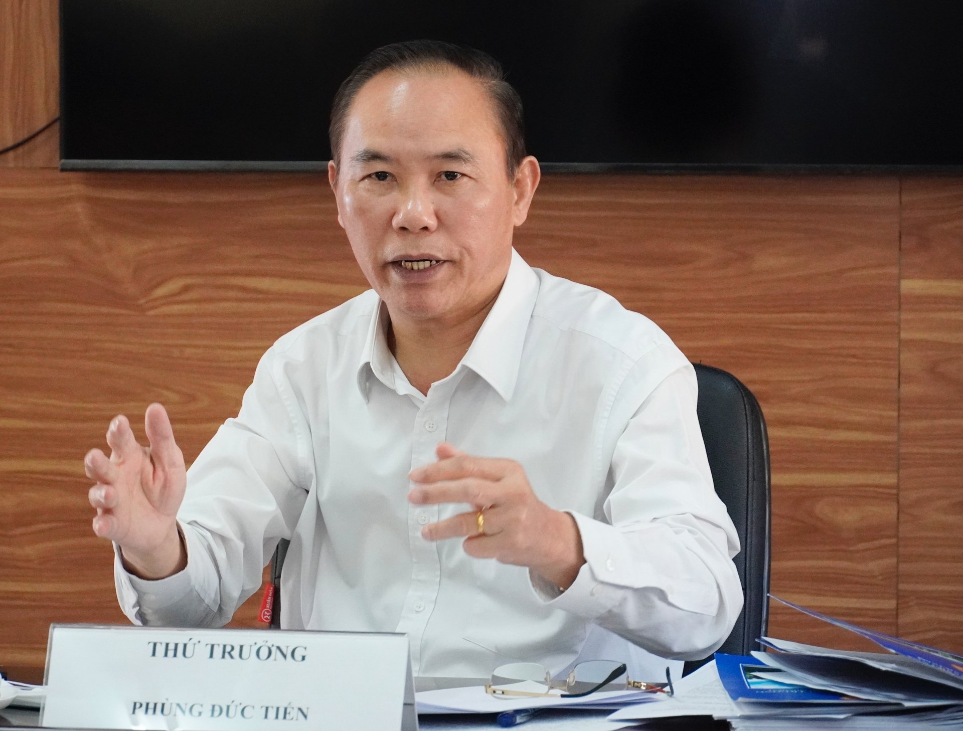 Thứ trưởng Bộ Nông nghiệp và Môi trường Phùng Đức Tiến đề nghị, Cục Chăn nuôi và Thú y sớm ban hành hướng dẫn chi tiết, đầy đủ về quy trình tiêm vaccine ASF. Ảnh: Hồng Thắm. Thứ trưởng Bộ Nông nghiệp và Môi trường Phùng Đức Tiến đề nghị, Cục Chăn nuôi và Thú y sớm ban hành hướng dẫn chi tiết, đầy đủ về quy trình tiêm vaccine ASF. Ảnh: Hồng Thắm.