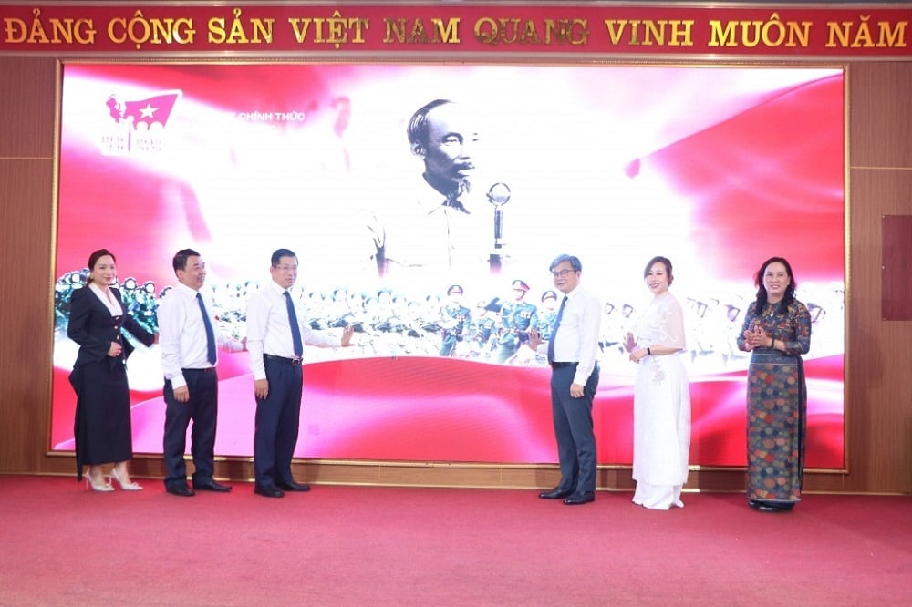 Các đại biểu ấn nút khai mạc. Ảnh: Cổng TTĐT.