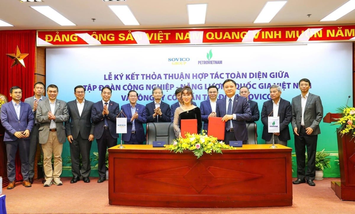 Tổng Giám đốc Petrovietnam Lê Ngọc Sơn và Chủ tịch HĐQT SOVICO Nguyễn Thị Phương Thảo ký kết thoả thuận hợp tác toàn diện. Ảnh: Petrovietnam.