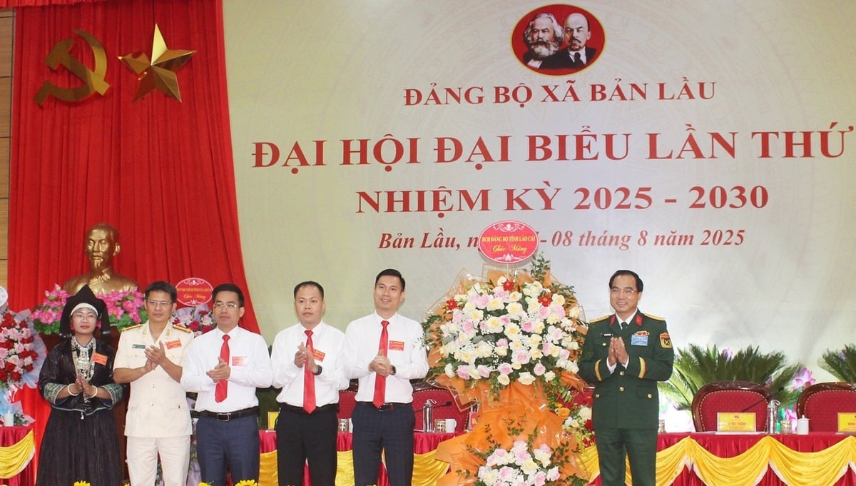Đồng chí Đặng Quốc Đồng, Ủy viên Ban Thường vụ Tỉnh ủy, Chỉ huy trưởng Bộ Chỉ huy Quân sự tỉnh Lào Cai tặng hoa chúc mừng đại hội. Ảnh: Hữu Huỳnh.