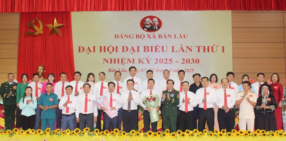 Ban Chấp hành Đảng bộ xã Bản Lầu ra mắt đại hội. Ảnh: Hữu Huỳnh.
