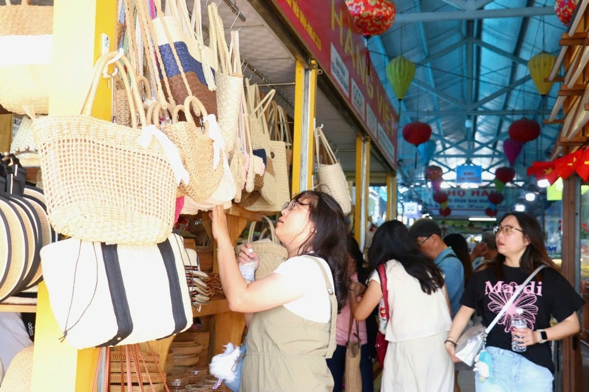 Điểm giới thiệu và bán sản phẩm hàng Việt, OCOP tại chợ Hàn được bố trí ở vị trí 'đắc địa', giúp quảng bá sản phẩm tiêu biểu của Đà Nẵng đến du khách nước ngoài. Ảnh: Phạm Huy.